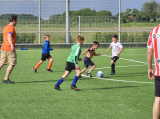 Laatste training S.K.N.W.K. JO7-1 (partijtje tegen de ouders) van maandag 27 mei 2024 (127/180)